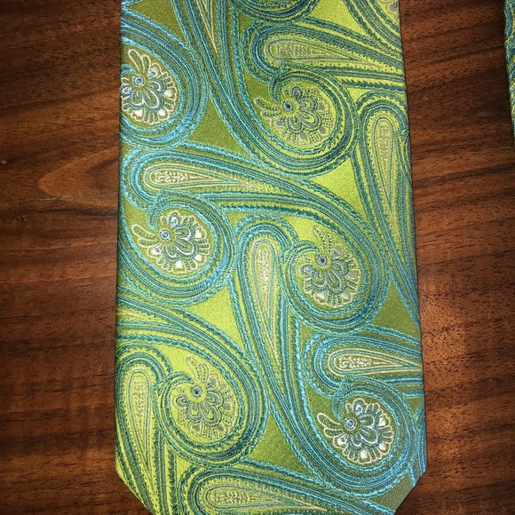 LIKE NEW Green Tie, Pocket Square & Cufflink Set - Picture 2 of 6